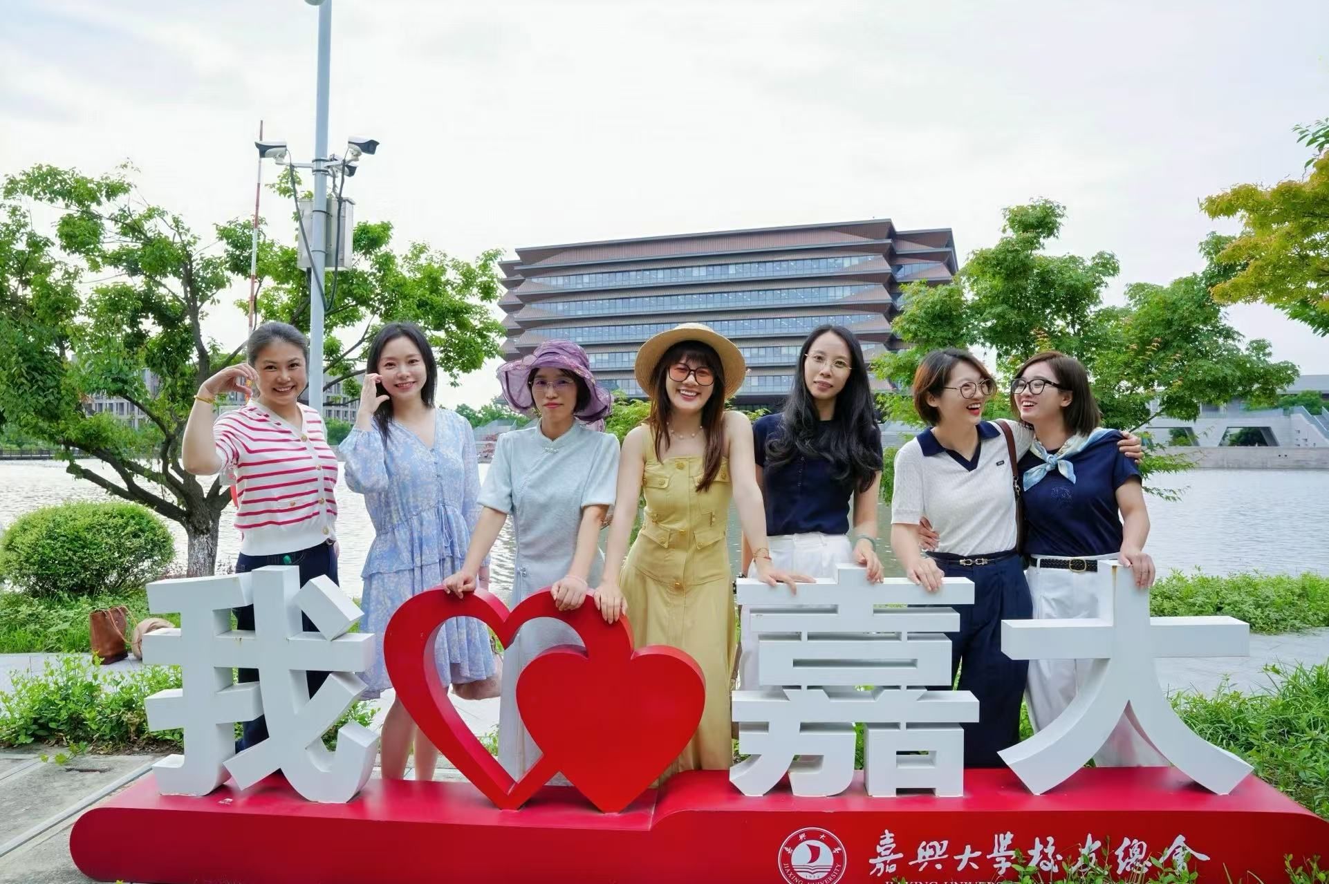 校友们围坐一堂