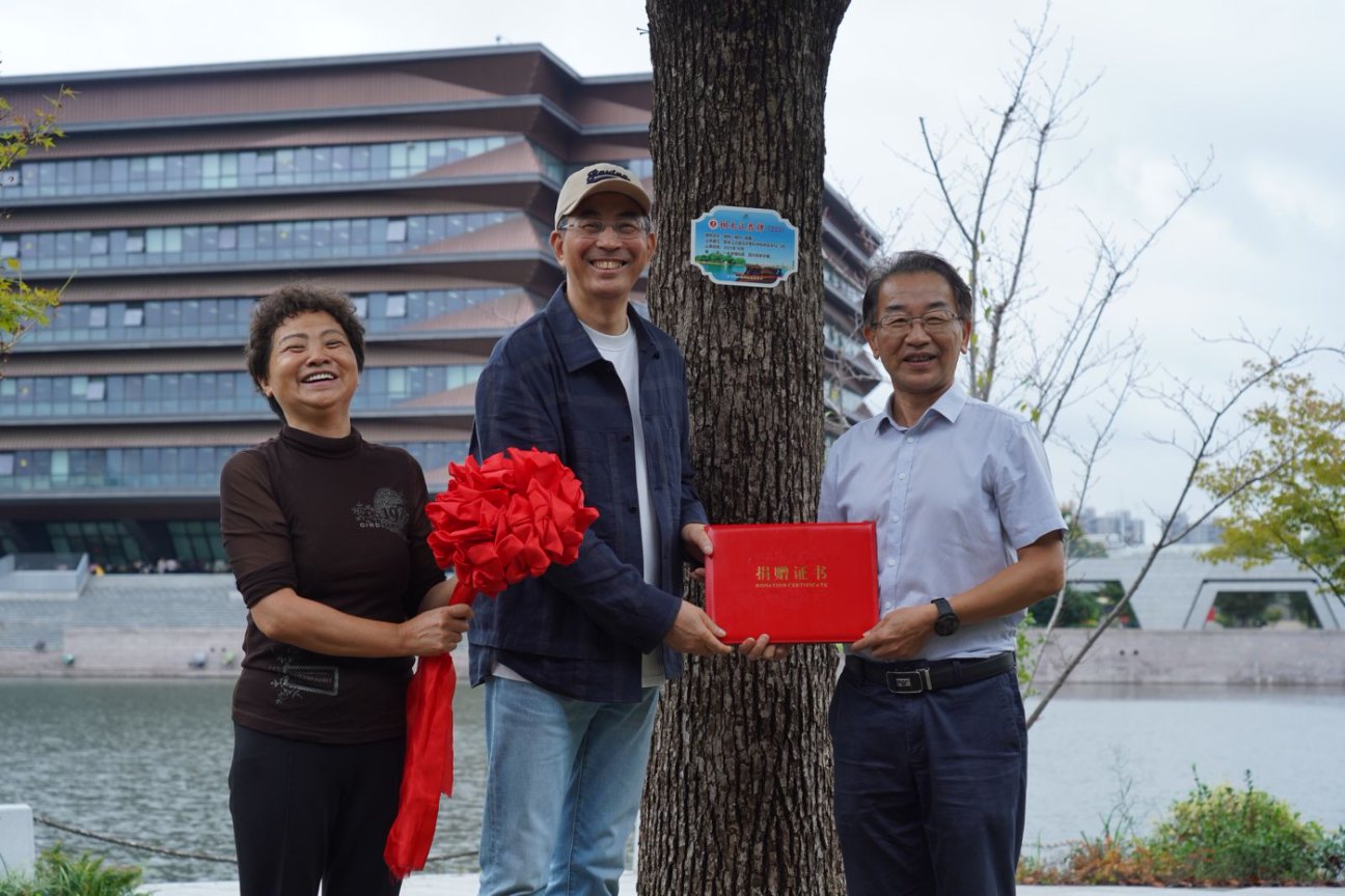 老教师应邀出席活动